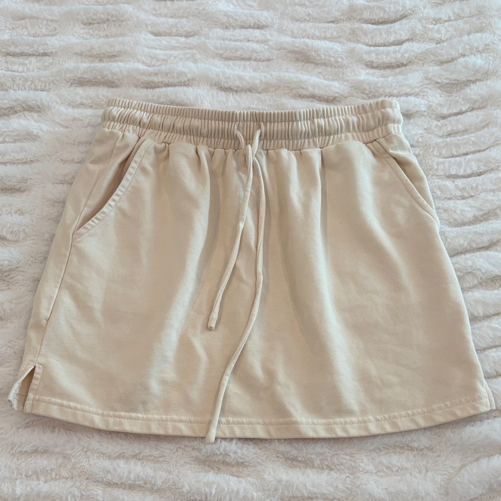 Le Lis Cream Mini Skirt